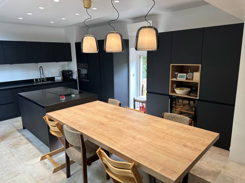 table stratifié bois dans cuisine vaulx en velin