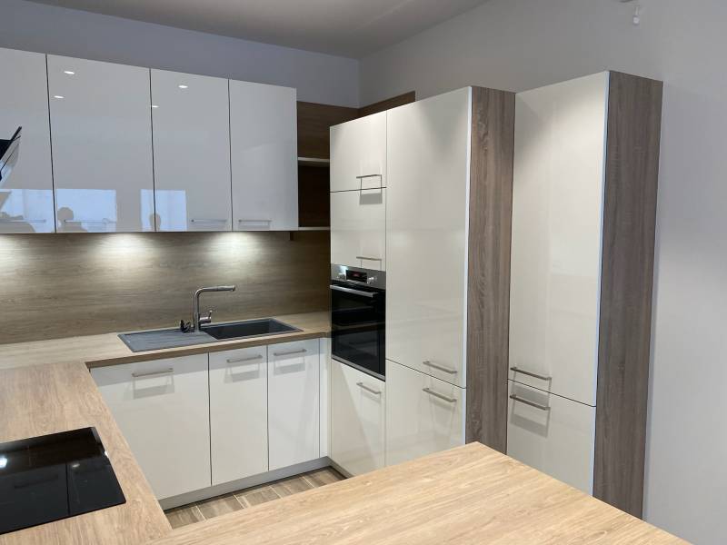 Cuisiniste à Lyon pour installation d'une Cuisine blanche et bois clair