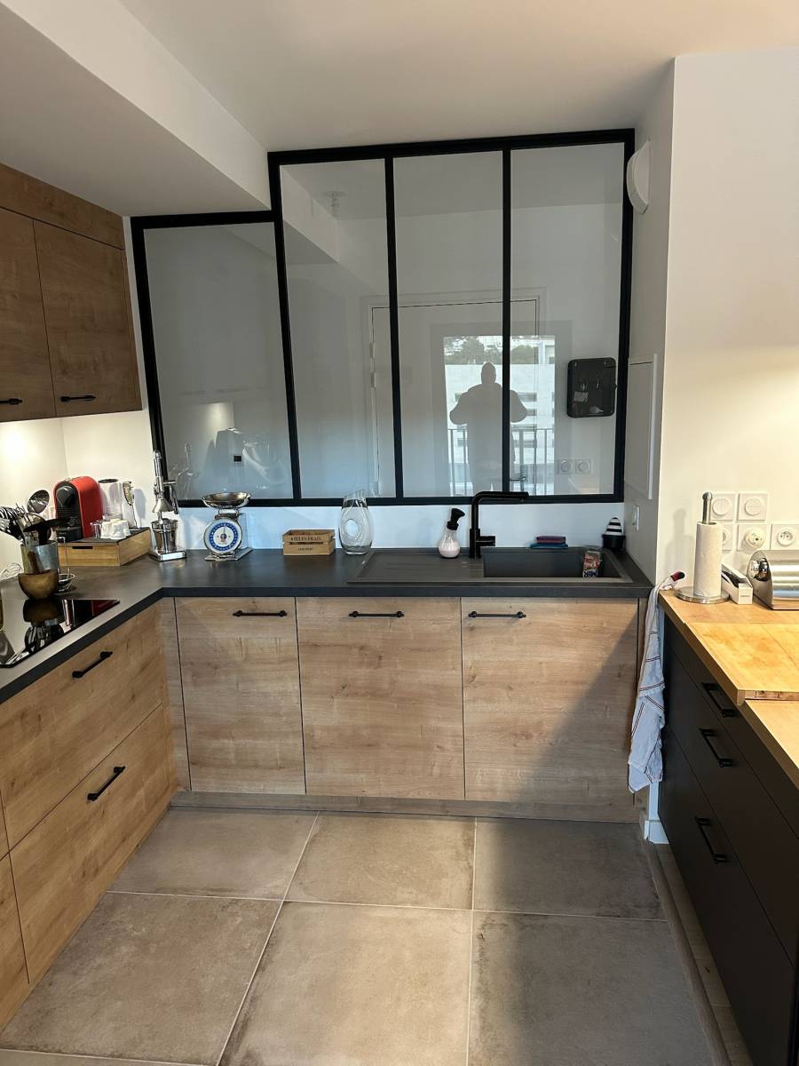 cuisine facades bois avec poignées noires à lyon