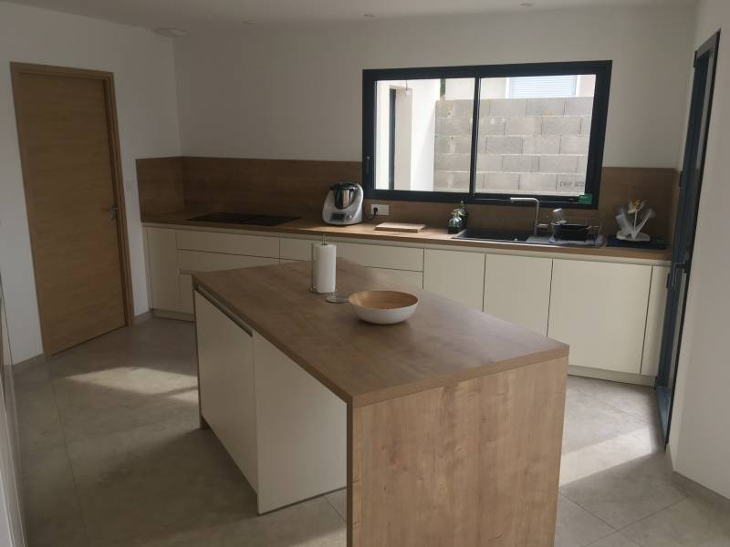 Modèle de cuisine moderne et équipée blanc laqué en vente à Lyon