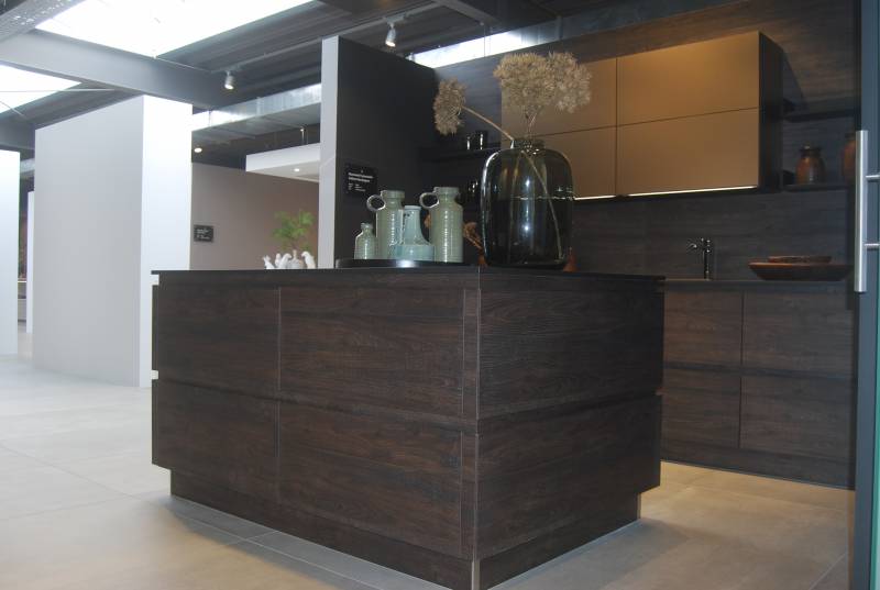 Exposition usine de cuisine Noire et Claire