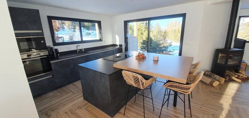 Cuisine moderne et design construite sur mesure  par cuisiniste à Lyon