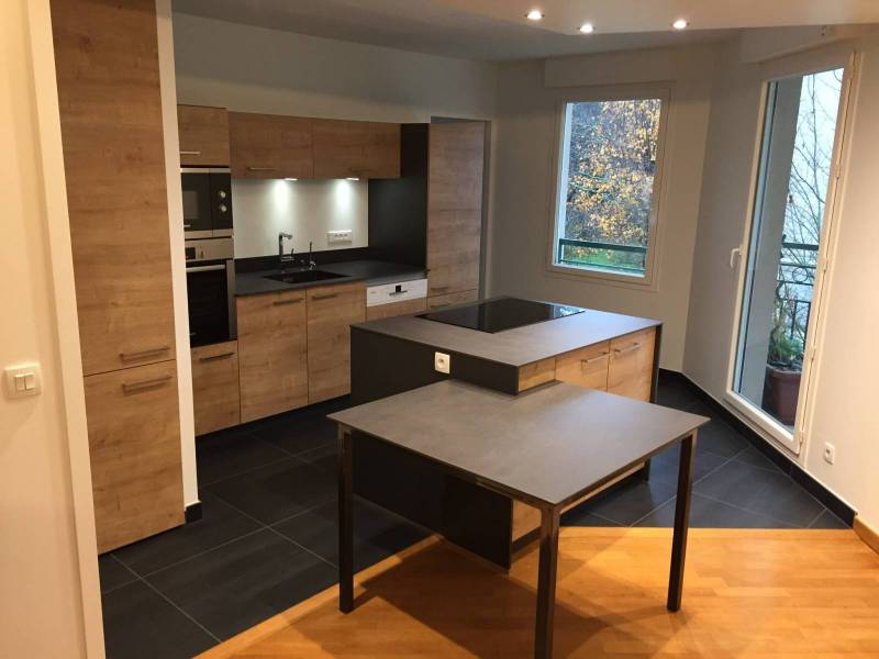 Installation d'une cuisine avec un plan de travail en granit à Givors
